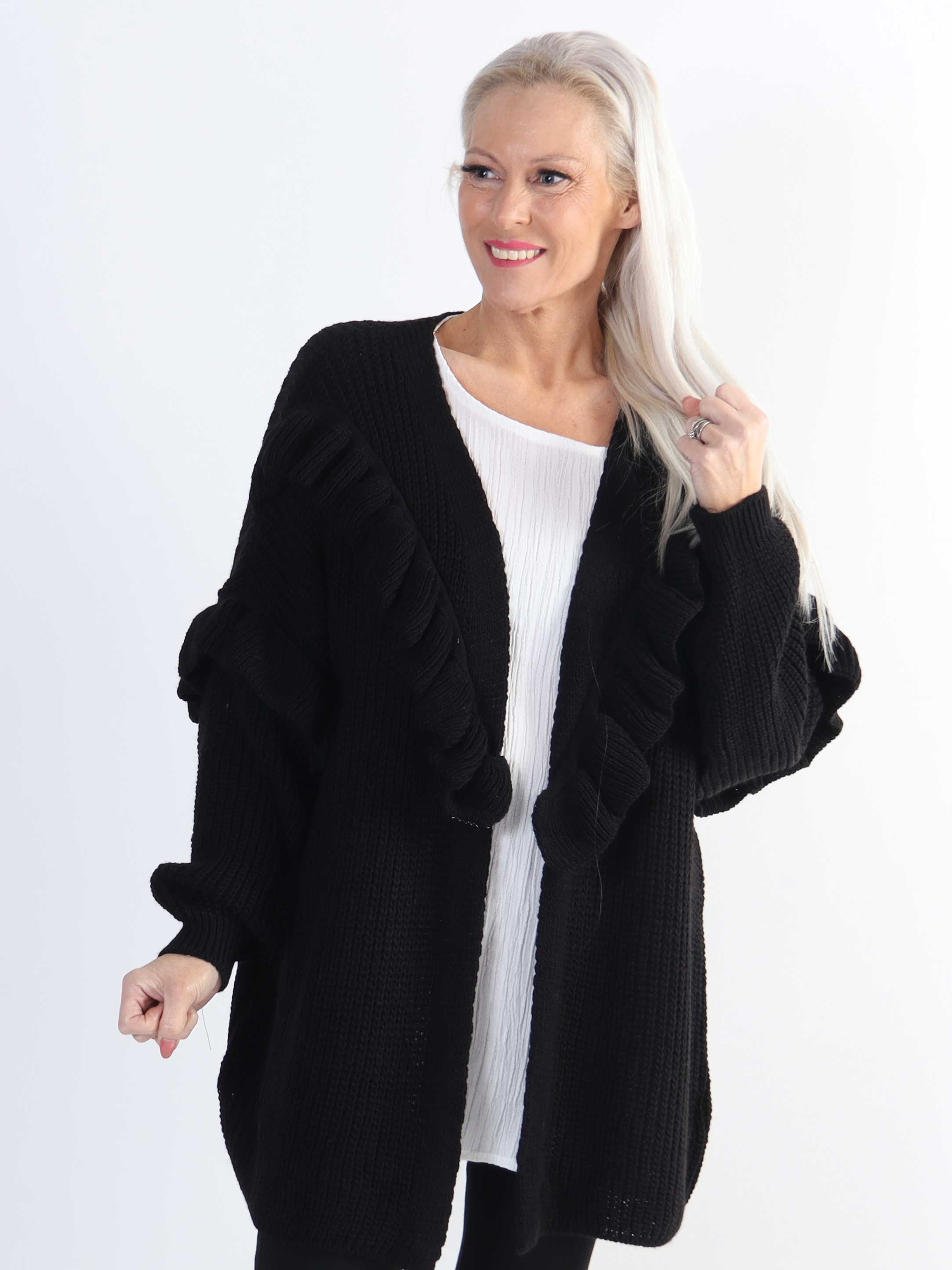 Ellis Cardigan - Lækker plus size strikcardigan med fine flæsedetaljer